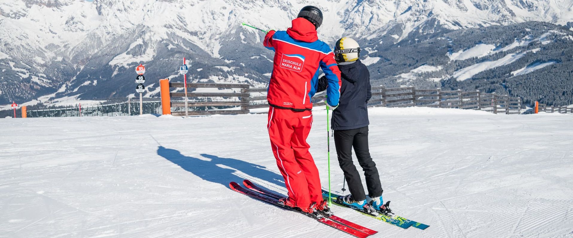 Skilehrer und Schüler Skischule Maria Alm